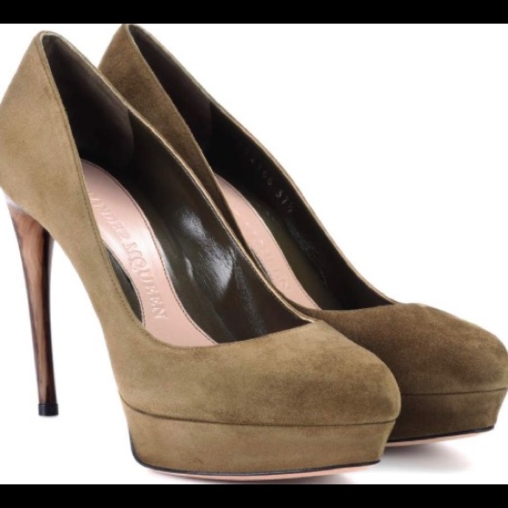 Alexander McQueen Suede plateau pump